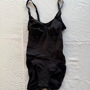 Skims Sculpting Brief Shapewear in Onyx, size S/M